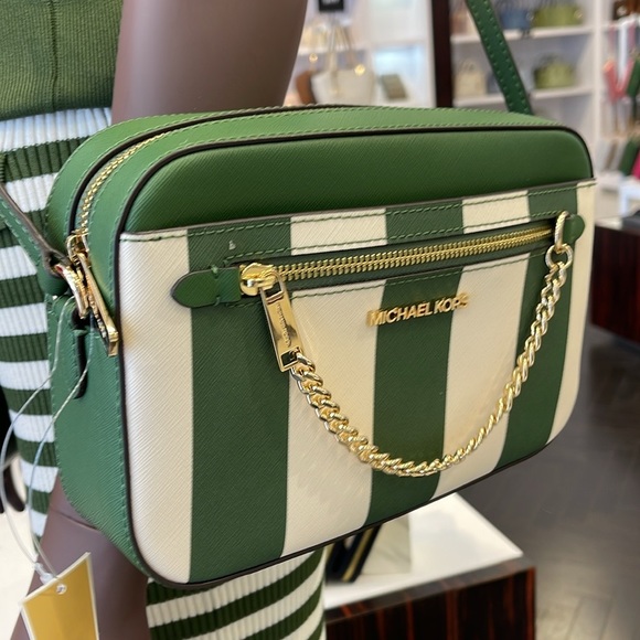 MICHAEL KORS
Jet Set Large EW Zip Chain XBody Saffiano Leather Crossbody Bag
NWT - Picture 15 of 16